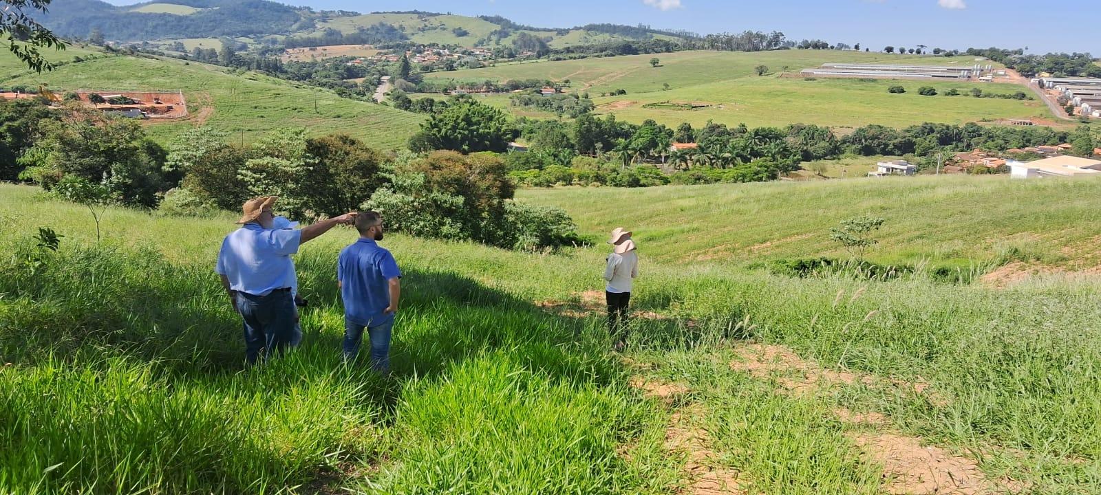 Equipe do De Olho nos Rios faz visita técnica em propriedade rural de Tuiuti para planejar a instalação de bacias de captação