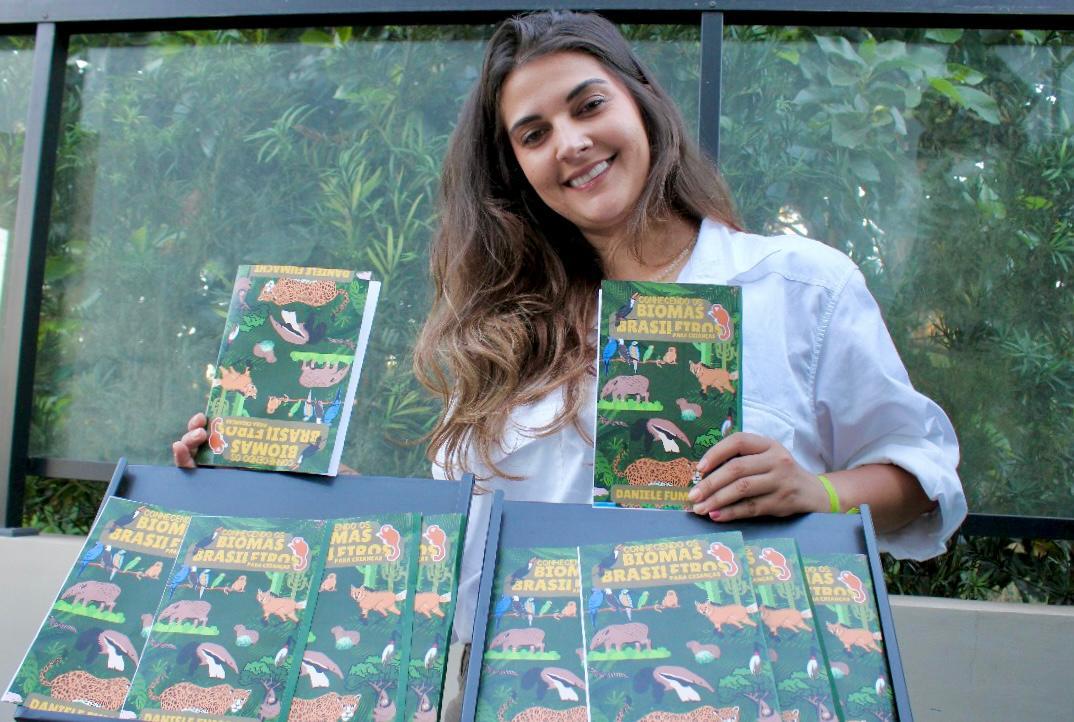 Escritora itatibense distribui livros gratuitamente para promover conscientização ambiental