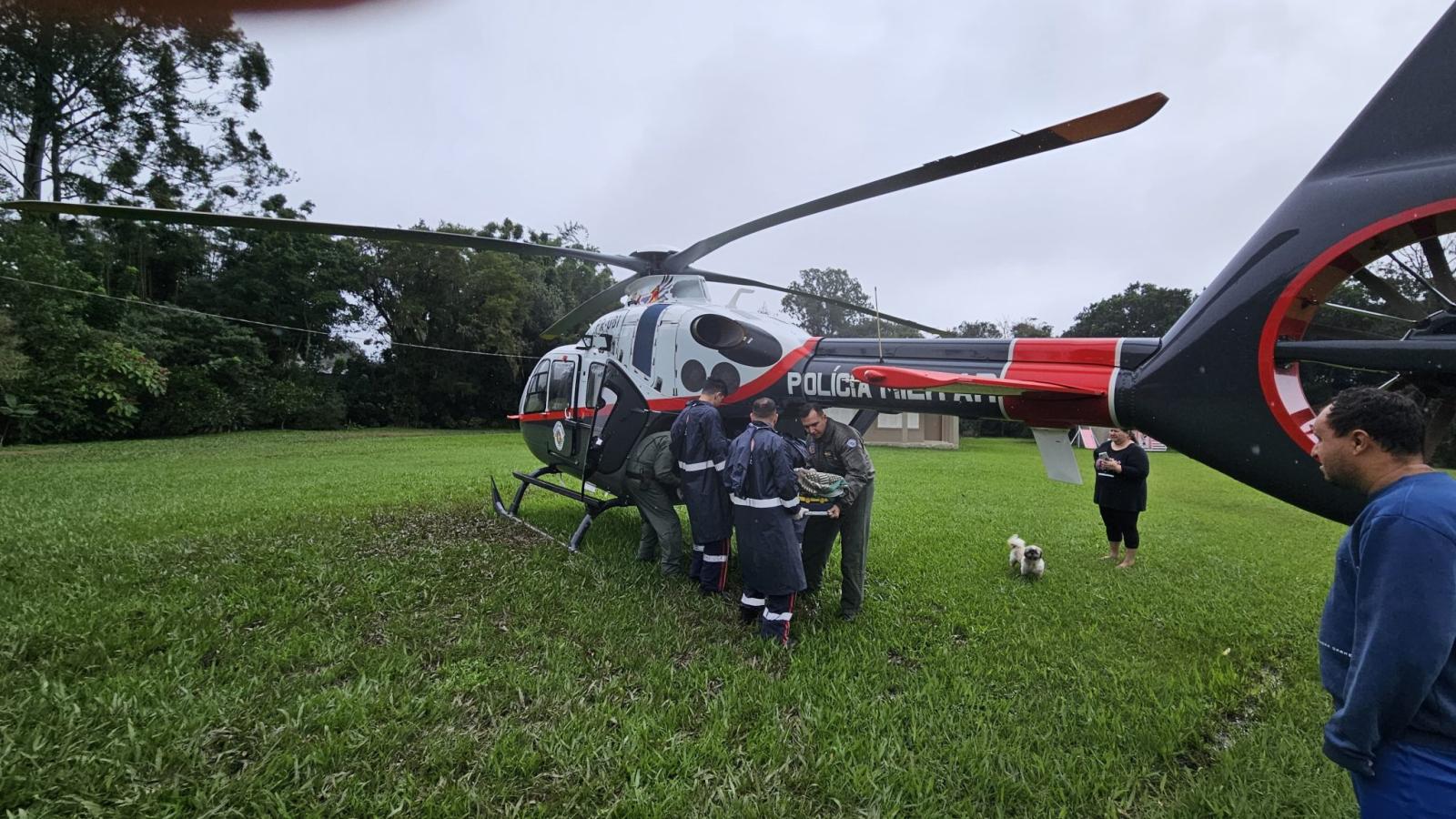 Idosos são transferidos para hospitais no RS com ajuda do Águia da PM