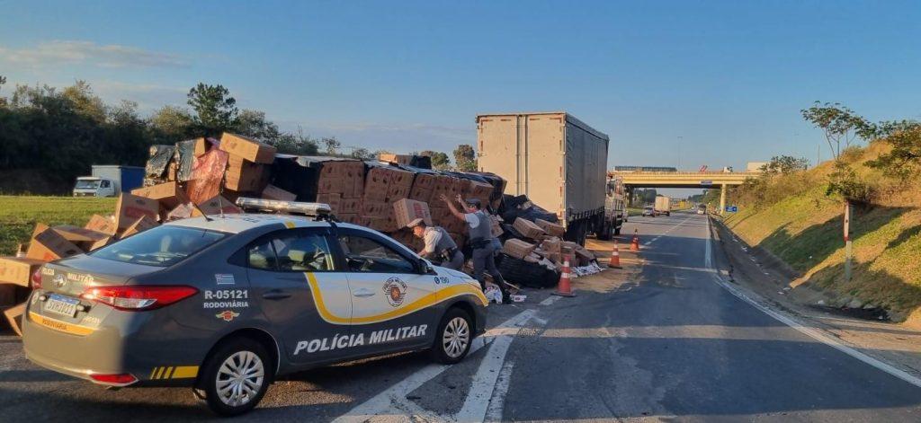 Motorista é preso após tombar carreta com mais de 300 mil cigarros contrabandeados