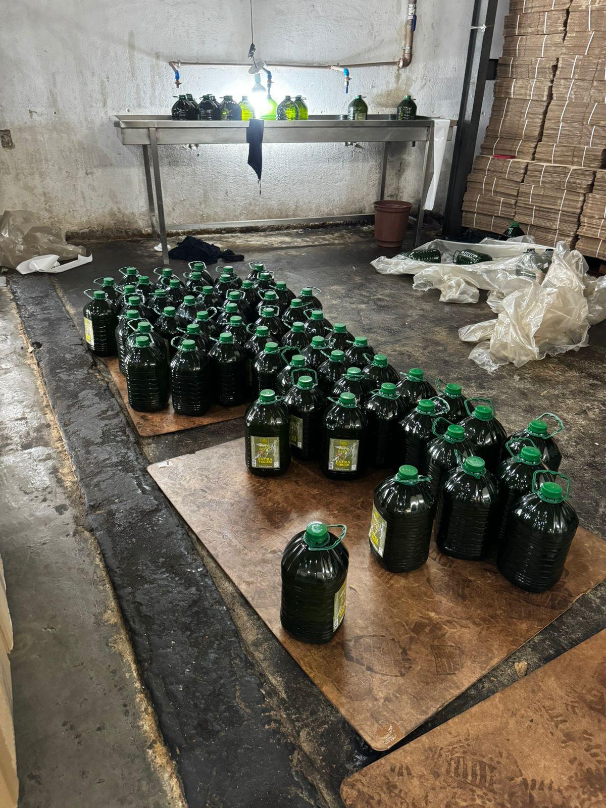 Polícia Civil fecha fábrica clandestina de azeites no interior de SP