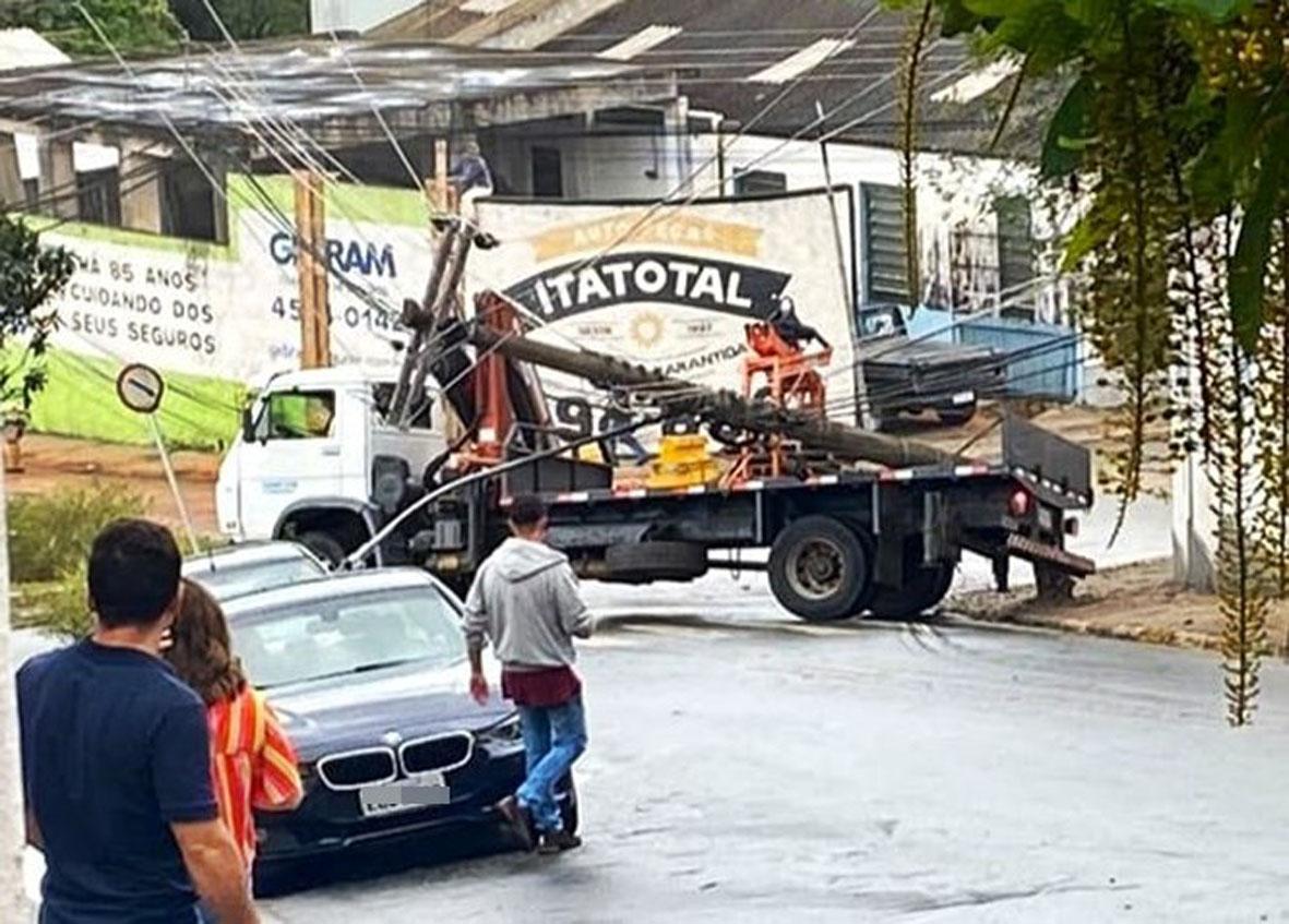 Queda de árvore e acidente complicam o trânsito na área central da cidade