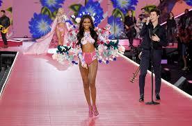Victoria's Secret anuncia retorno de Fashion Show após 6 anos de pausa