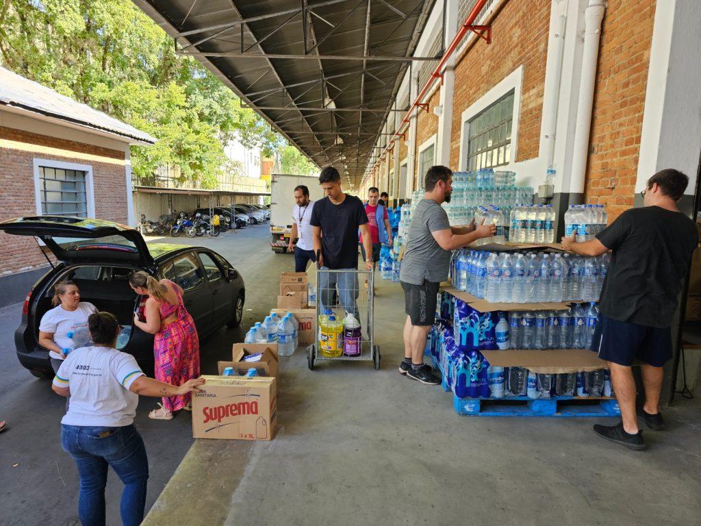 Voluntários auxiliam na organização das doações no Fundo Social que irão para o RS