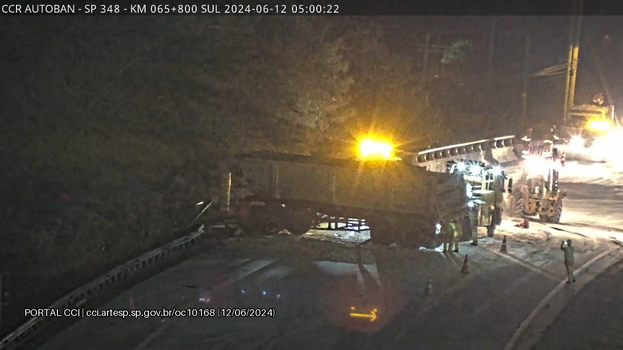 Acidente com 2 carretas e carro deixa 14km de congestionamento na Bandeirantes