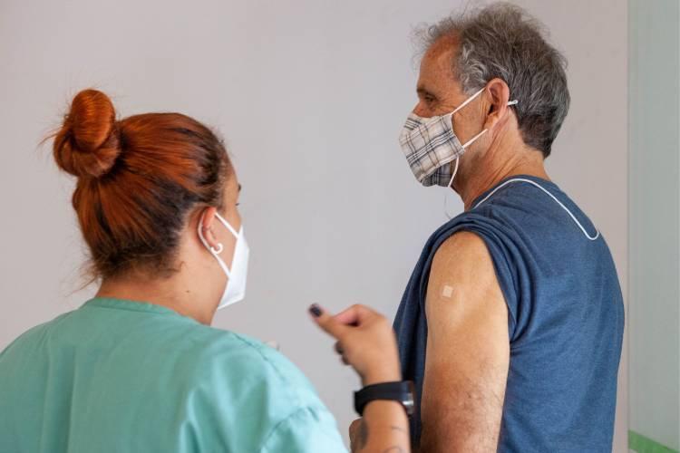 Butantan: entenda a importância da vacina da gripe em idosos