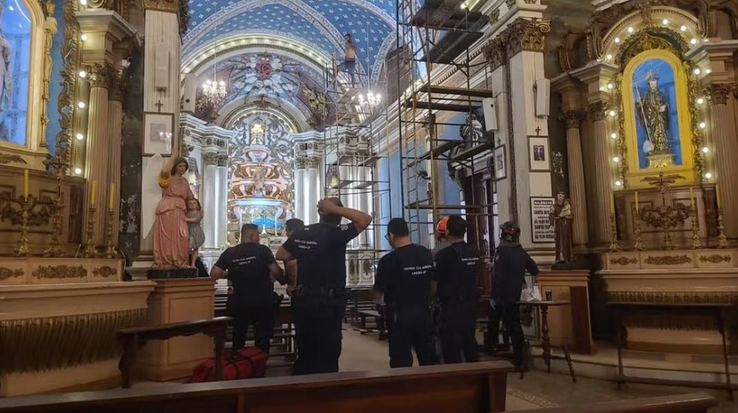 Homem invade igreja, ataca GCM e bombeiro com faca e é morto