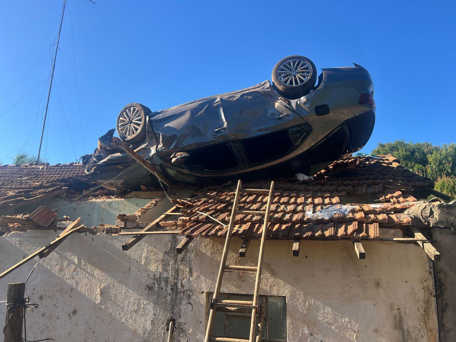 Defesa Civil interdita casa atingida por carro voador em Barão Geraldo