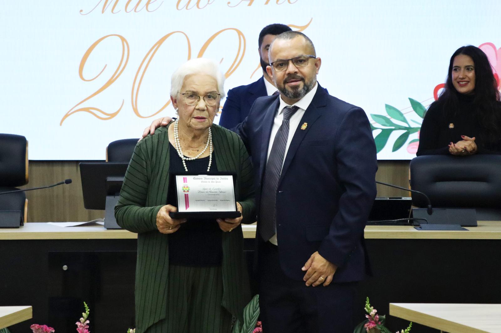 Sessão Solene homenageia Dona Ignêz Silvano como Extremada Mãe do Ano 2025 em Itatiba