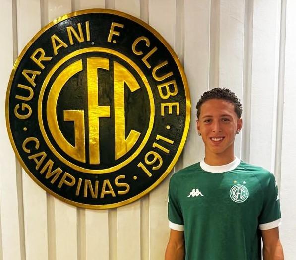Jovens formados nas categorias de base do Guarani em Morungaba assinam contrato profissional