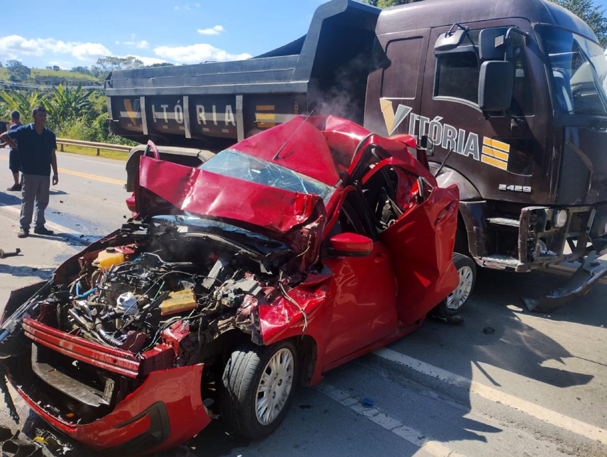 Acidente entre carro e caminhão congestiona trânsito na Itatiba-Bragança Paulista