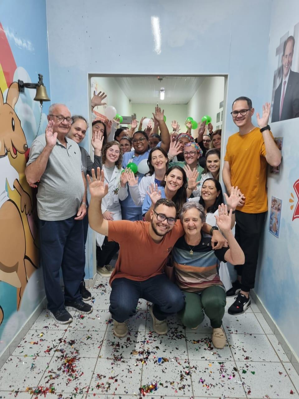 Aos 20 anos, Bruno vence o câncer e toca o sino da vitória no Grendacc
