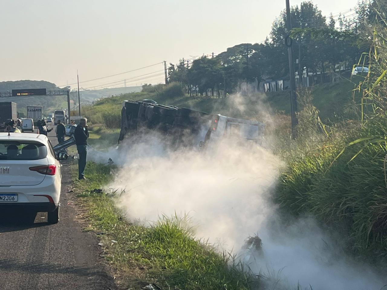 Carreta carregada com 11 toneladas de nitrogênio bate em ônibus e tomba em rodovia