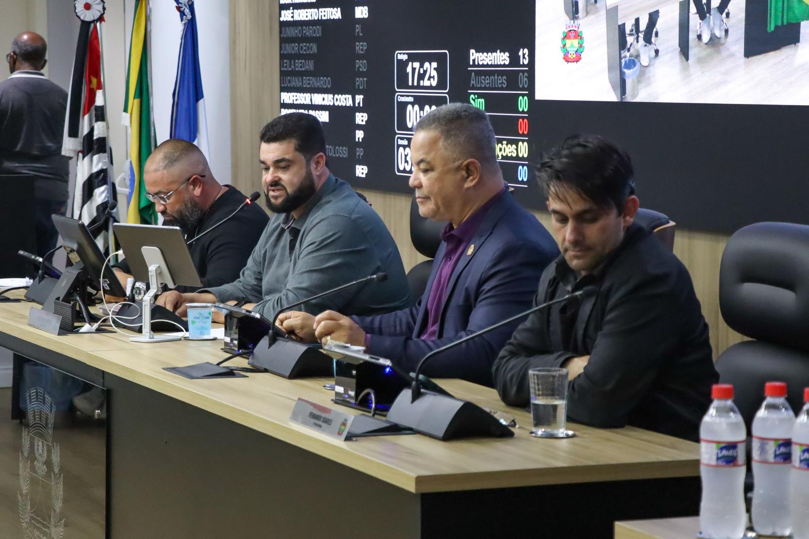 Denúncia contra presidente da Câmara é lida e arquivada durante sessão legislativa