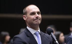 Eduardo Bolsonaro ataca Moraes e diz que pode disputar Presidência se for indicado pelo pai