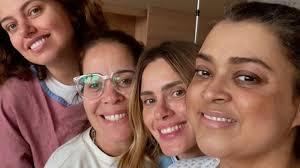 Internada, Preta Gil recebe visita de Carolina Dieckmann e amigas