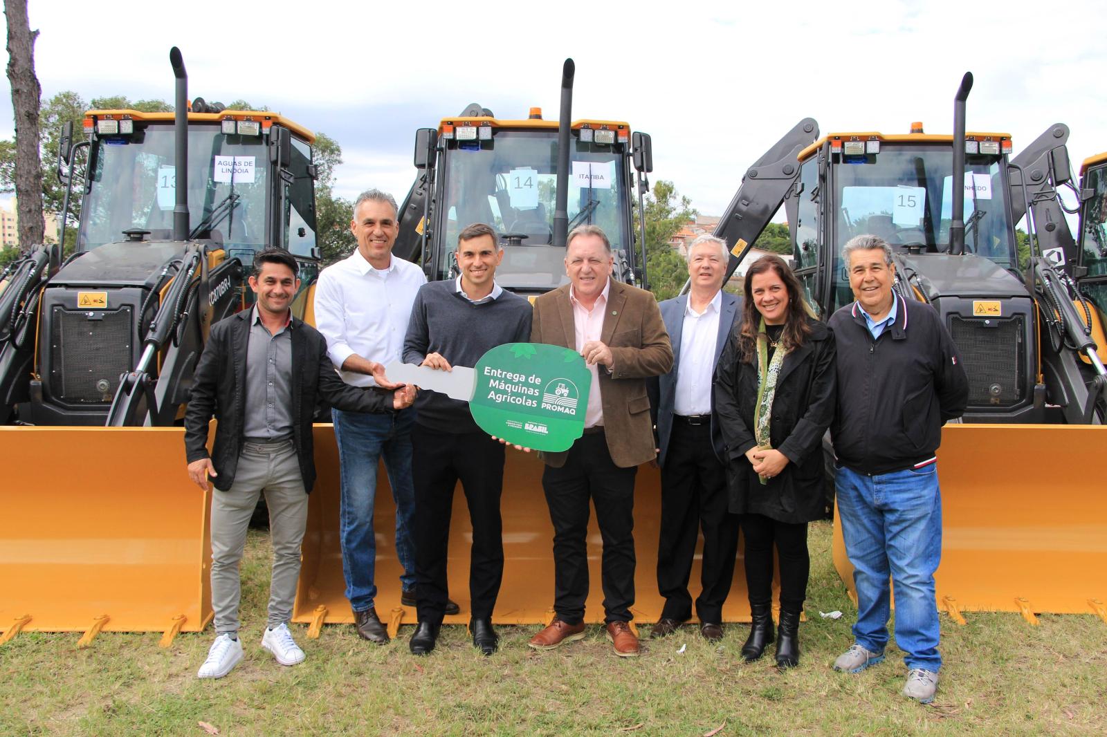 Itatiba recebe nova retroescavadeira para suporte à produção rural