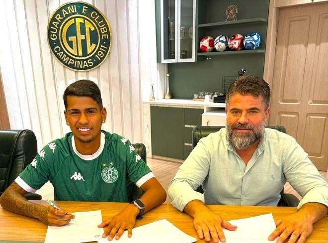 Jovens formados nas categorias de base do Guarani em Morungaba assinam contrato profissional