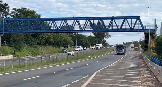 Mulher morre atropelada em rodovia; ela estava próxima de uma passarela