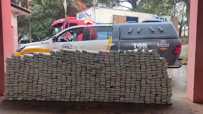 PM encontra mais de 600 kg de maconha em teto de caminhão