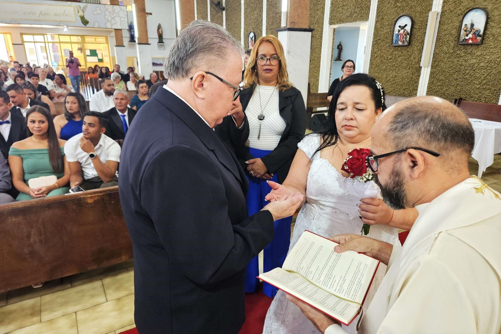 Prefeitura realiza emocionante cerimônia católica do Casamento Comunitário