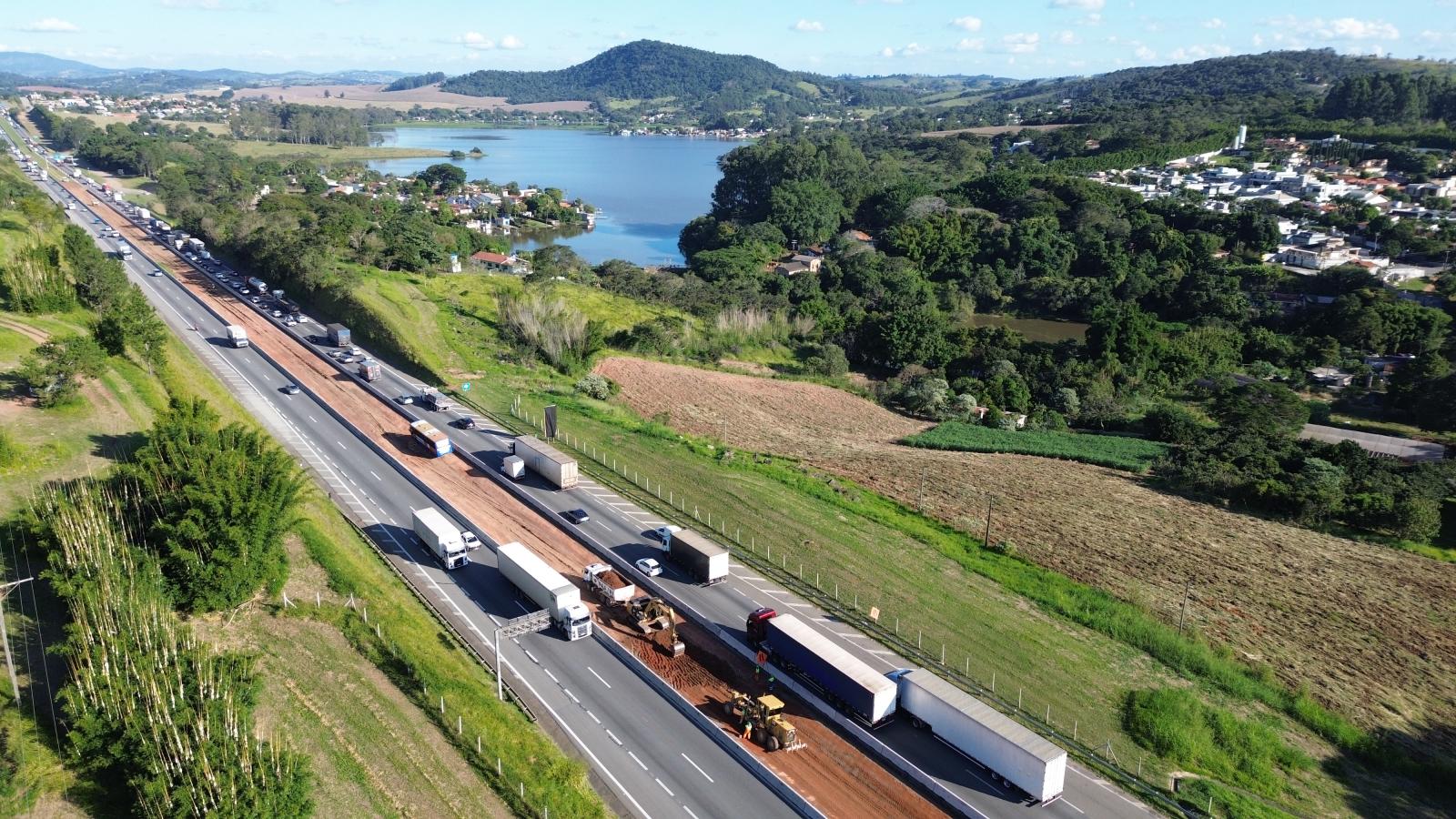 Rota das Bandeiras inicia construção da terceira faixa da rodovia D. Pedro I (SP-065) em novo trecho de Atibaia