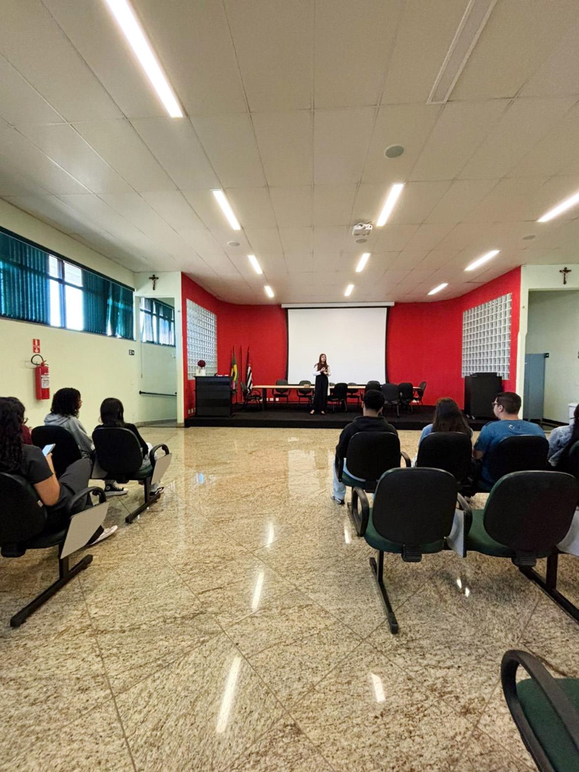 Santa Casa promove oficina de comunicação com jovens aprendizes da APAMI