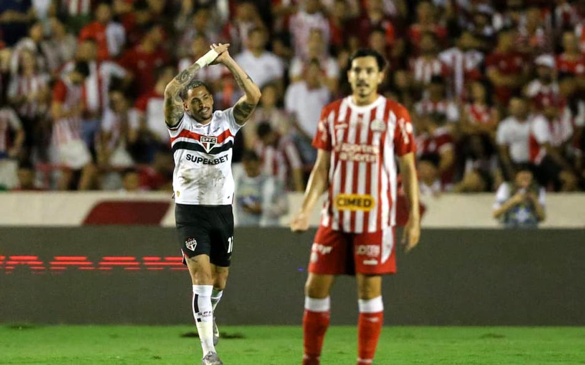 São Paulo volta a vencer Náutico e avança para oitavas de final