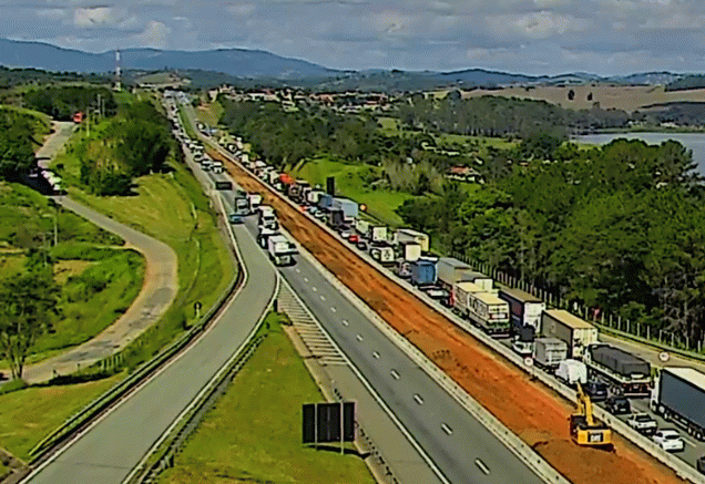 Trânsito lento na Rodovia Dom Pedro, em Itatiba