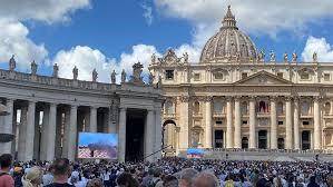 Vaticano registra fumaça branca; novo papa é eleito