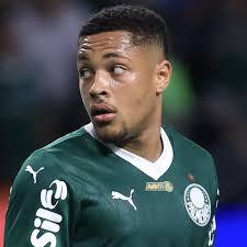 Vitor Roque marca, Palmeiras vence São Paulo e lidera