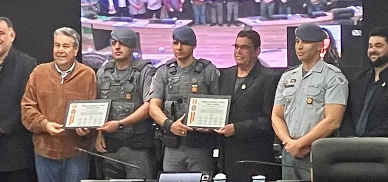 Cabo Spencer e soldado De Matos, do 49º Batalhão, são homenageados por atos de bravura