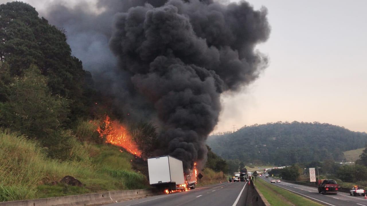 Caminhão pega fogo e causa lentidão na rodovia Dom Pedro em Valinhos