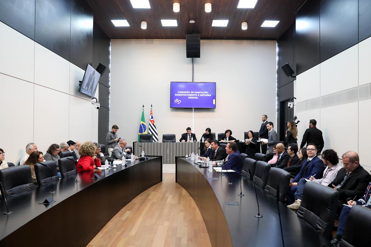 Comissão da Alesp dá aval a PL que prevê instalação de espaços pets em programas habitacionais