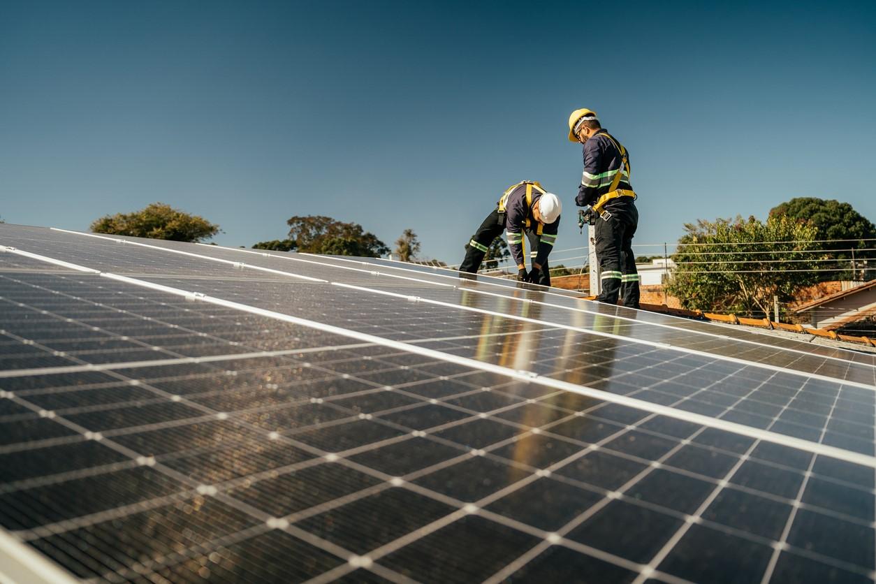 Como funciona a transferência de créditos de energia solar entre consumidores?