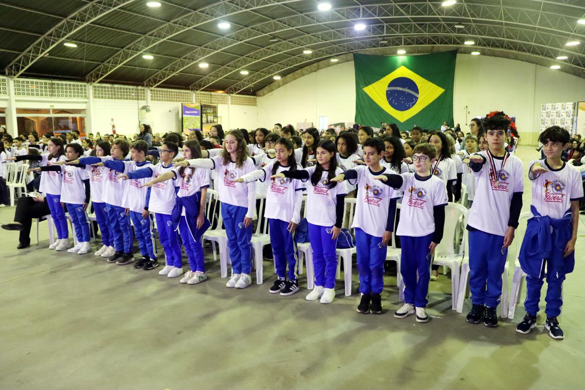 Estudantes de Morungaba participam da formatura do Proerd
