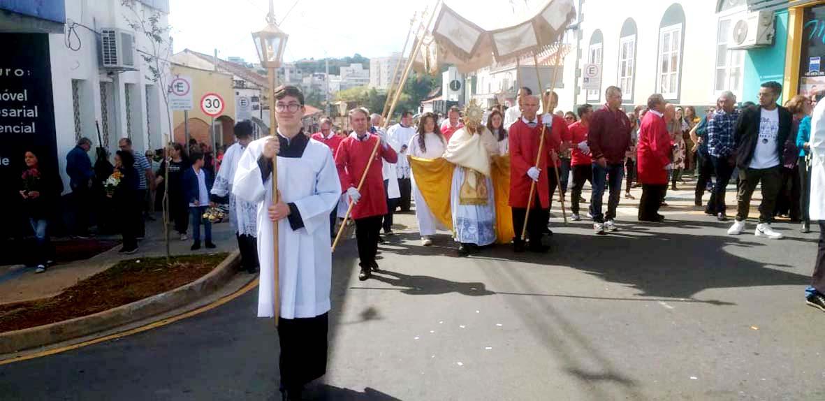 Fé e tradição nas ruas: paróquias celebram Corpus Christi com missas e procissões nesta quinta-feira (19)