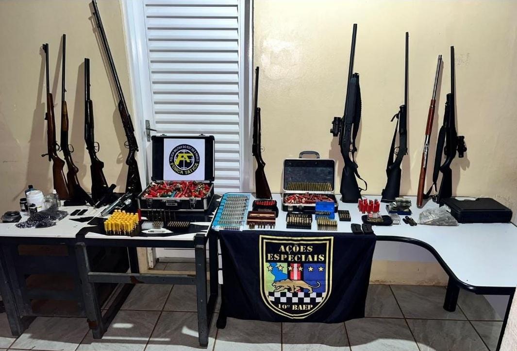Homem é preso com arsenal escondido em cofre e fundo falso no interior paulista