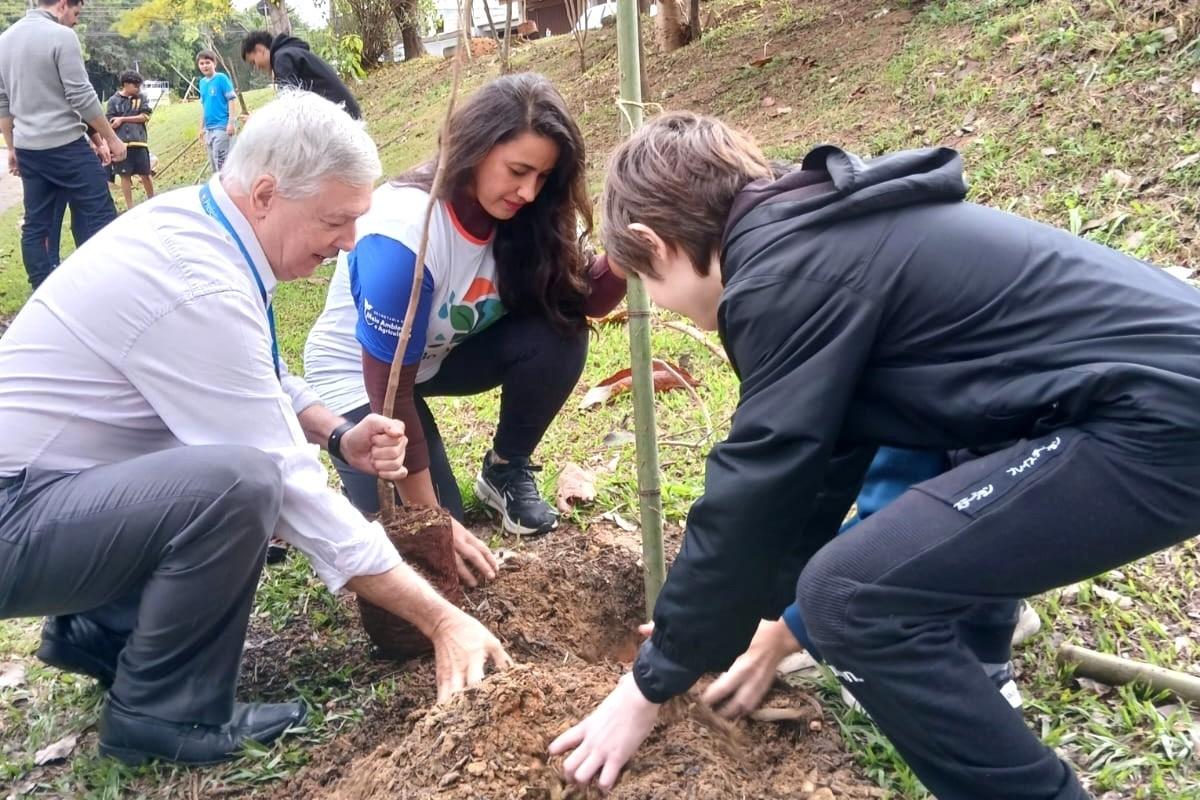 Meio Ambiente realiza plantio de 40 mudas na Av. Aurora F. Zanutto