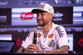 Neymar se diverte com família e amigos no Santos e surpreende ao dizer que seu auge foi no PSG