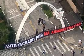 Parque São Jorge é invadido por torcidas organizadas em protesto contra crise no Corinthians