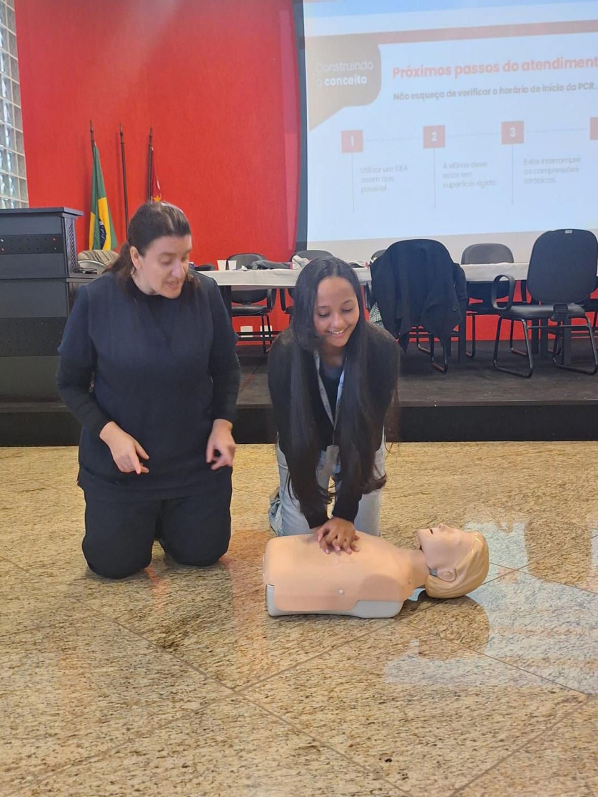 RH da Santa Casa realiza oficina de primeiros socorros com alunos da APAMI