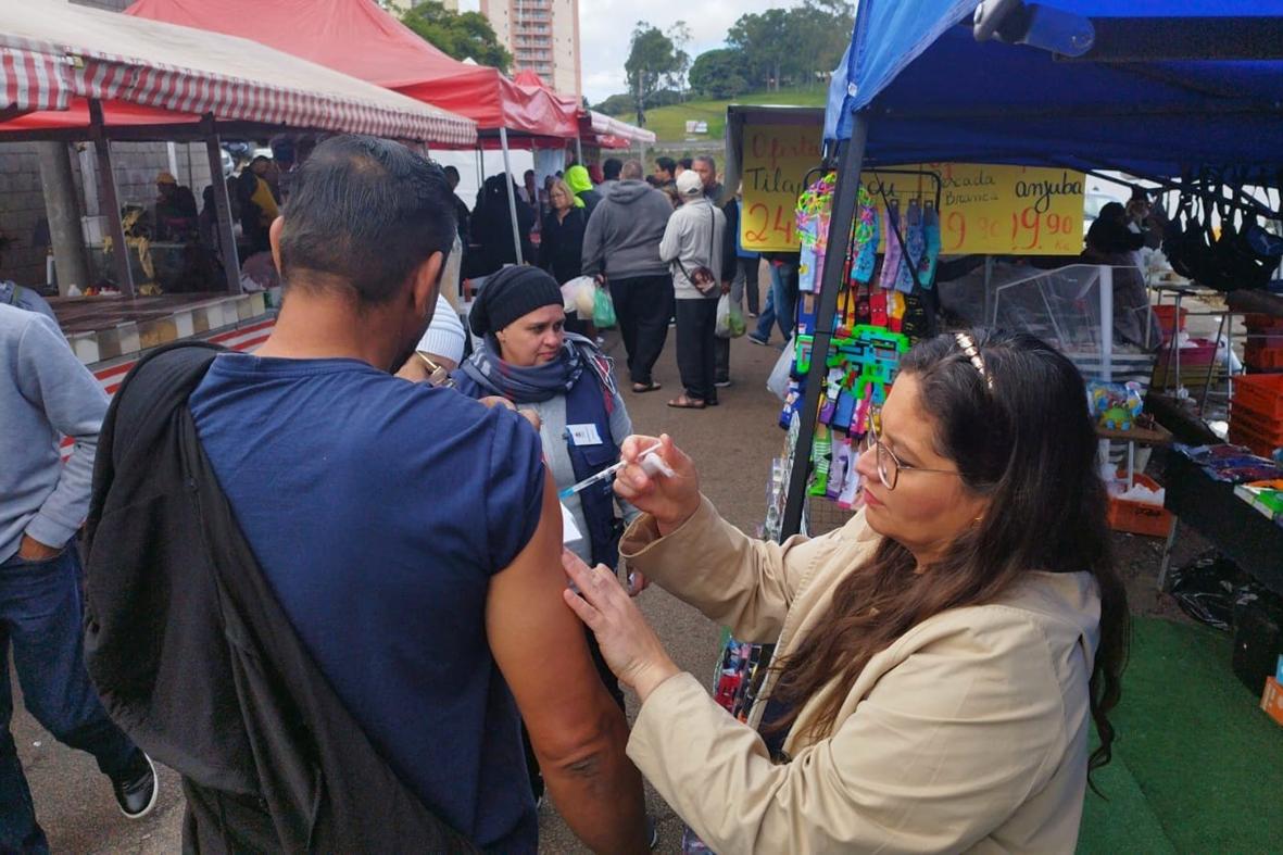 Vacinação contra a gripe chega à população nas feiras livres