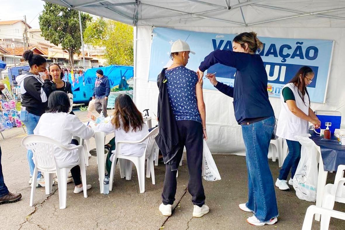 Vacinação contra gripe avança em feiras livres de Itatiba