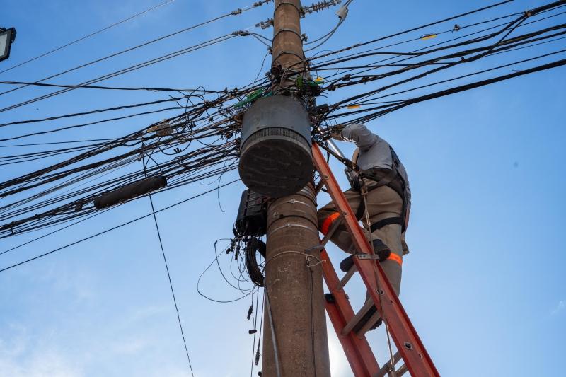 Valinhos inicia operação para retirada de fios soltos e inutilizados dos postes