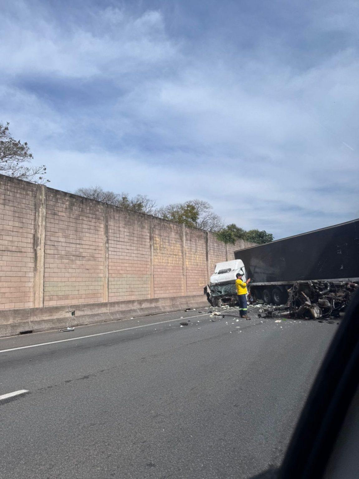 Acidente entre caminhões bloqueia Anel Viário sentido D.Pedro I, em Campinas; um pessoa morreu