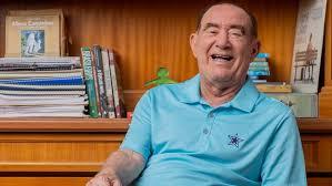 Aos 90 anos, Renato Aragão dá rara entrevista e responde se mulher é 'controladora'