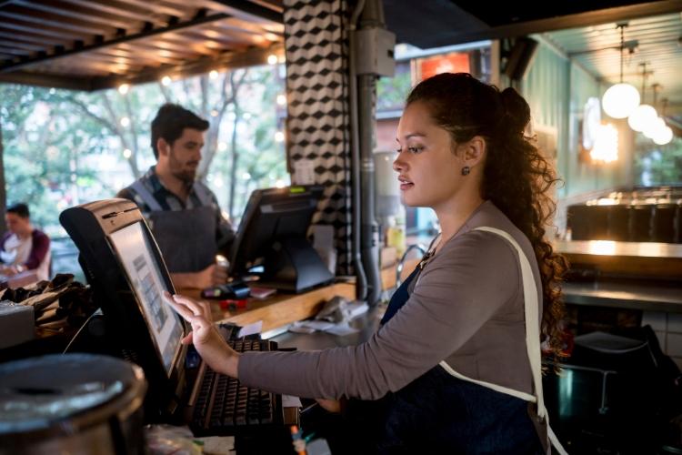 Bares e restaurantes registram queda de 3,7% nas vendas em junho, aponta Índice Abrasel-Stone