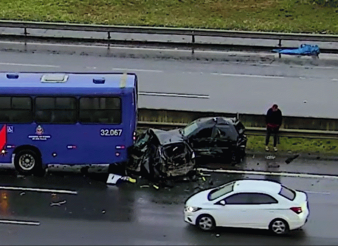 Caminhão pega fogo, carros colidem contra ônibus: a manhã complicada da D. Pedro