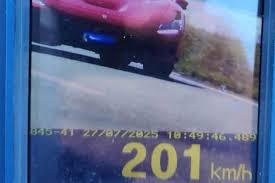 Ferrari é flagrada a 201 km/h em rodovia no interior de SP